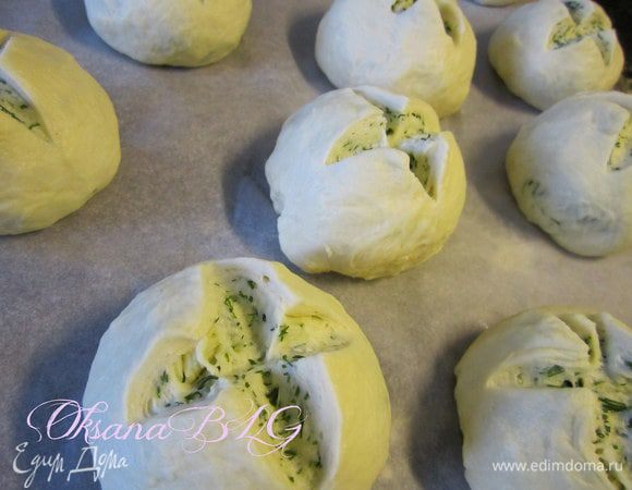 Положить завернутыми краями вниз. Сверху сделать надрез.