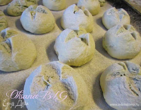 Немного присыпать ржаной мукой.