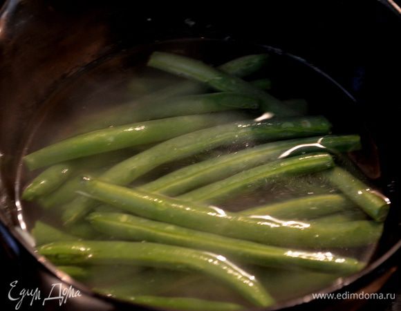 В солен.кипящ.воде фасоль отварить примерно 2-3мин.Затем откинуть ее на тарелку без воды.