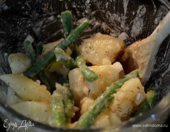 Добавим картофель готовый и фасоль в соус,все перемешаем.Затем лук.