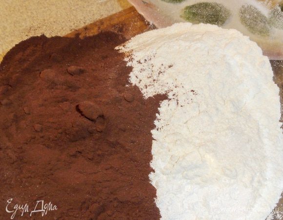 Смешайте  в миске муку, какао-порошок, разрыхлитель, соду и соль.