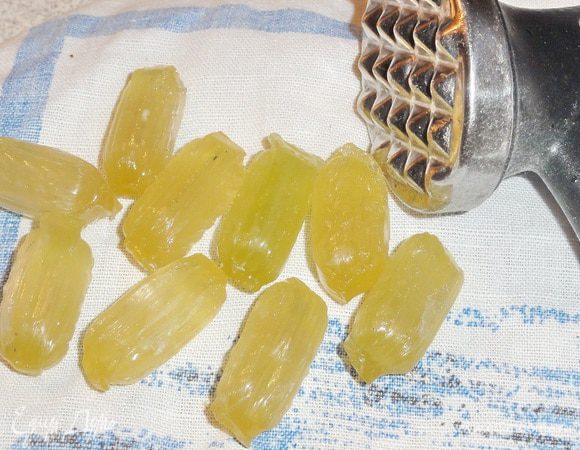 Карамель измельчите, завернув ее в салфетку.