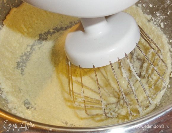 Миксером на высокой скорости масло комнатной температуры взбейте с сахаром добела.