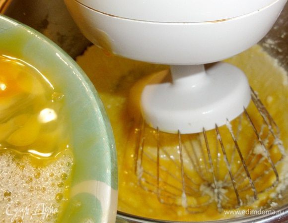 По одному вбейте яйца. После каждого яйца взбивайте массу.