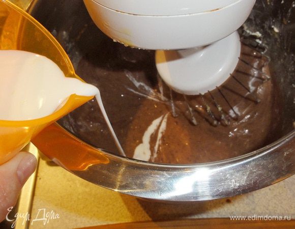 Убавьте скорость миксера. Вмешайте мучную смесь, чередуя с молоком. 