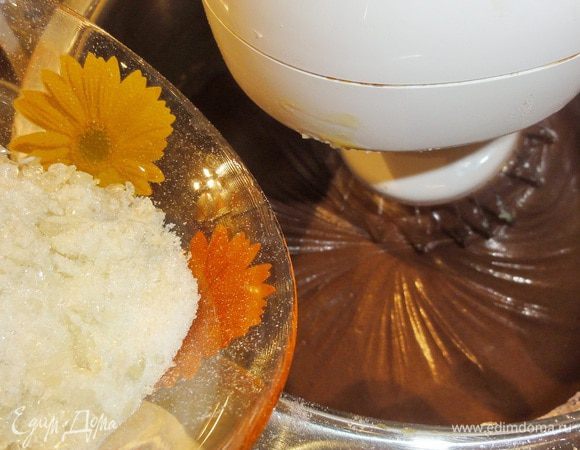 Вмешайте измельченную карамель и тщательно перемешайте.