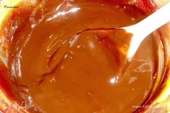 Шоколад с маслом растопите в микроволновой печи или на водяной бане. Добавьте мятный экстракт.