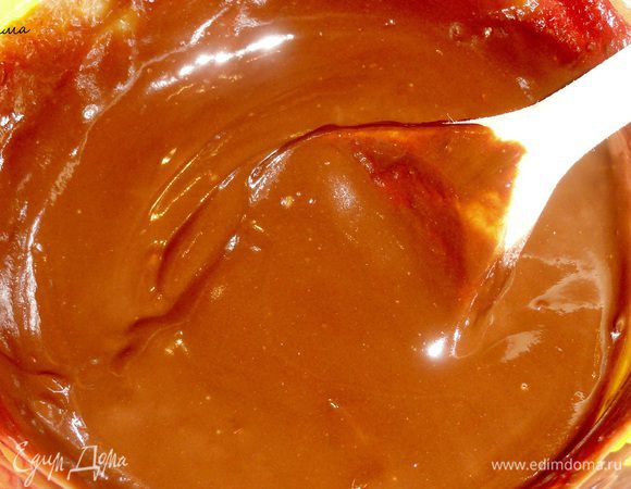 Шоколад  с маслом растопите в микроволновой печи или на водяной бане. Добавьте мятный экстракт.