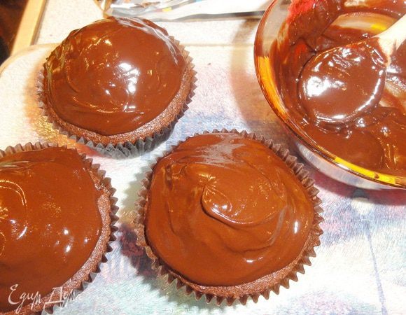 Глазурь наносите на остывшие маффины. Дайте застыть шоколаду.