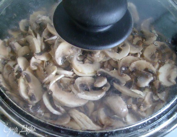 В сковороде разогреть 0,5 ст.л. оливкового масла, положить нарезанные шляпки, посолить, закрыть крышкой. Готовить на сильном огне, потряхивая сковороду, 5 мин. Образовавшийся грибной сок вычерпать в кастрюлю с ножками. В сковороду добавить оливковое масло и обжаривать грибы, помешивая, 10 мин. 