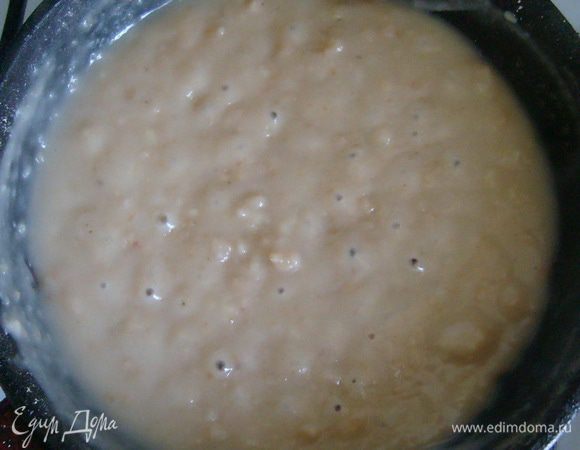 Влить стакан бульона тонкой струйкой. Готовить 7-10 мин., помешивая.