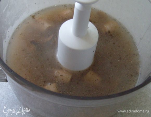 Перелить готовый бульон в блендер...
добавить мучную заправку, взбить до однородности. 