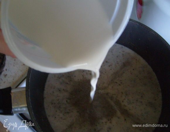 Перелить суп обратно в кастрюлю, довести до кипения, влить сливки и прогреть, не давая кипеть. 