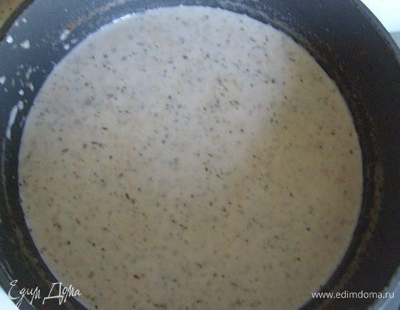 Приправить крем-суп солью, белым перцем, сухим или свежим тимьяном и истолченными сухими грибами.