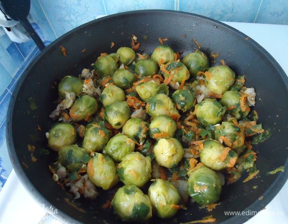 Добавить брюссельскую капусту,посолить.Добавить немного воды,тушить до готовности.