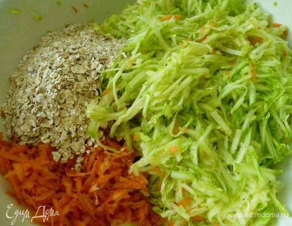Натереть на крупной терке морковь и кабачки(слегка отжать из кабачков сок)и добавить овсяные хлопья.Если будете использовать рис,его предварительно отварить до полуготовности.Перемешиваем.
