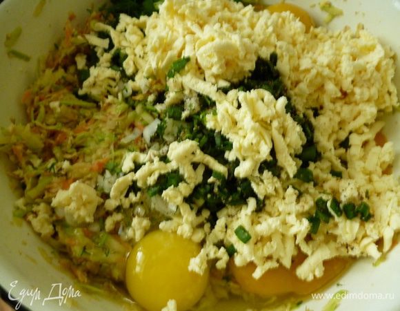 Добавляем яйца,зелень и натертый сыр,солим и перчим,хорошо перемешать и убрать в холодильник на 30минут.
