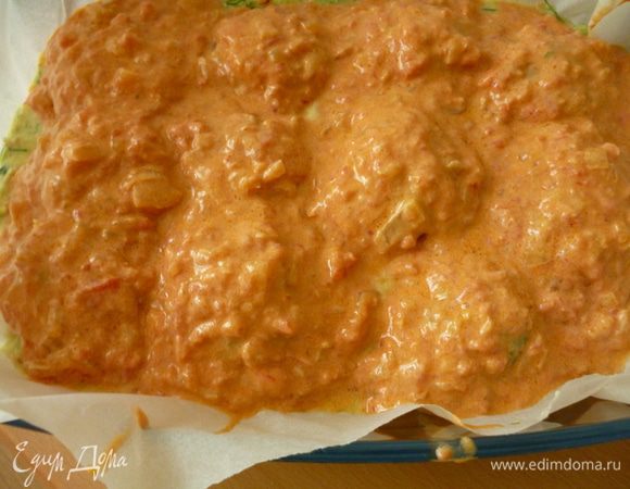 Из фарша формуем крупненькие шарики и выкладываем их поверх смеси.Сверху ложкой выкладываем помидорную смесь(прошу прощения,забыла сфотографировать шарики без соуса).