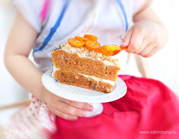 Моя принцесса осталась довольной от тортика, а я от того, что удалось скормить столько морковки и творога!