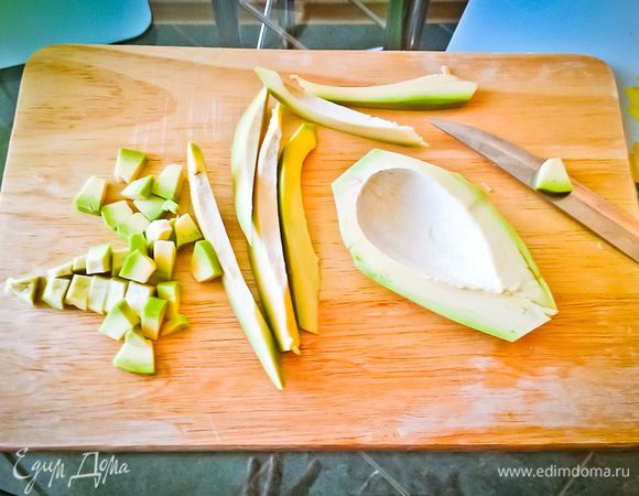 Очищаем авокадо от кожуры, нарезаем кубиками и несколько полосок для украшения.