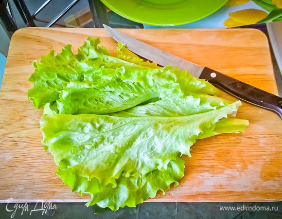 Нарезаем листья салата