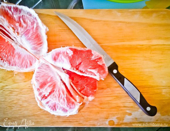 Очищаем грейпфрут, снимаем пленку, мякоть добавляем в салат