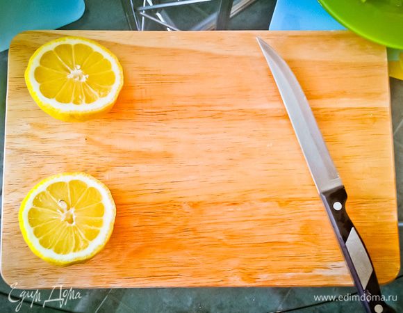 Нарезаем лимон для украшения