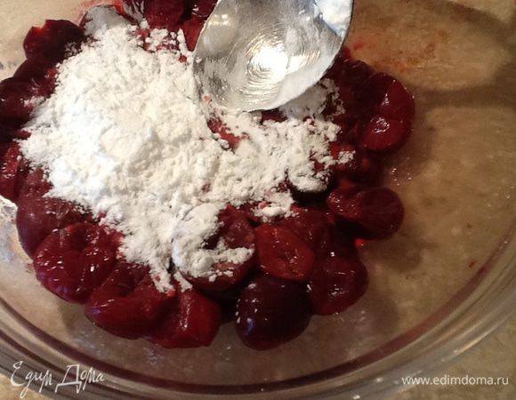 Вишню разморозить, подавить ложкой, чтобы дала сок. Сок слить в стакан и отставить (получится где-то 100-150мл сока). Вишню смешать с крахмалом.