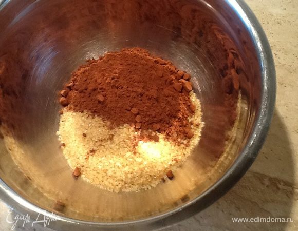 Делаем присыпку. Сахар смешиваем с какао.