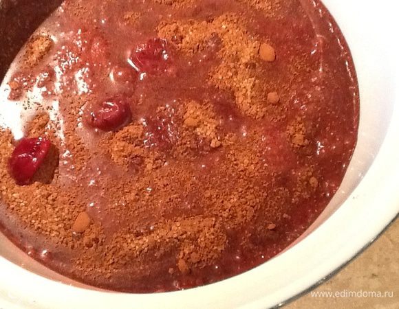 В форму выкладываем равномерно вишню, сверху выливаем тесто, на тесто высыпаем присыпку и все поливаем вишневым соком. Форма у меня диаметром 20 см.