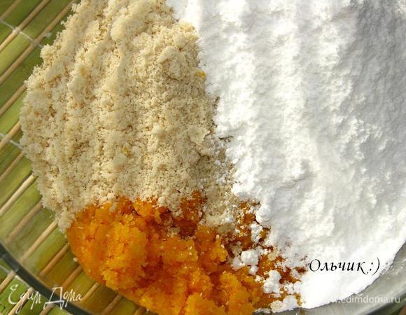 Курагу и орехи смешиваем с пудрой.