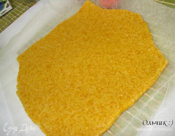 Выкладываем абрикосово-миндальную массу на пергаментную бумагу, серху накрываем еще одним листом и раскатываем скалкой толщиной 0,7 - 1,0 см. Масса должна быть слегка липковатой.