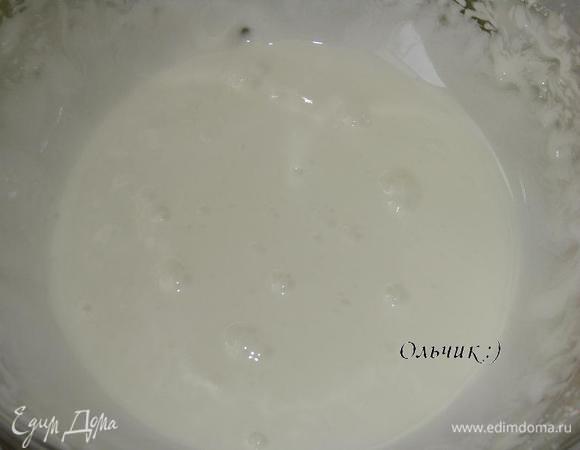 Для глазури взбиваем белок с сахарной пудрой и ванилью.