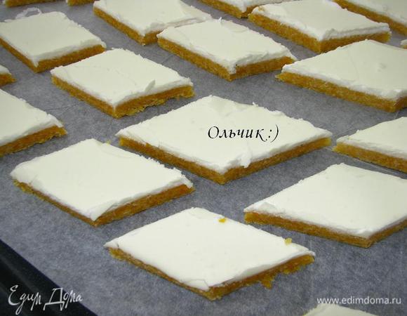 Основу осторожно разрезаем на ромбики (во Франции это лакомство готовят в специальных формочках).