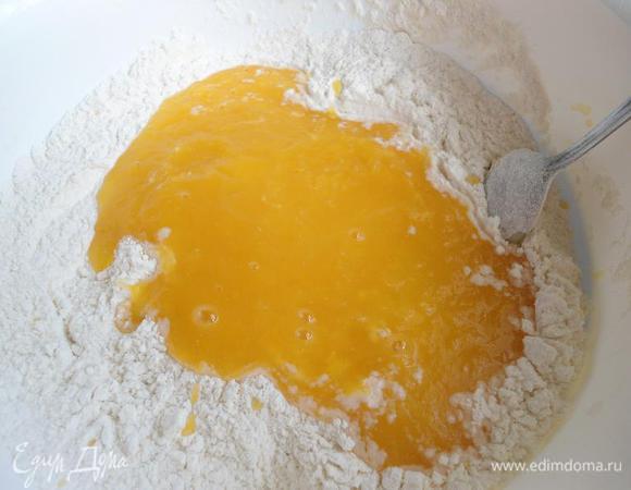 Добавить в пюре лук,соль,муку просеянную с дрожжами.Сахар я не добавляла в этот раз,сладости тыквы достаточно.