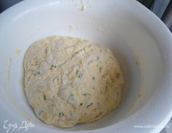 Замесить не тугое тесто и поставить в тёплое место на 1 час.Тыквенное пюре очень сильно действует на дрожжи,растёт тесто очень быстро!!!