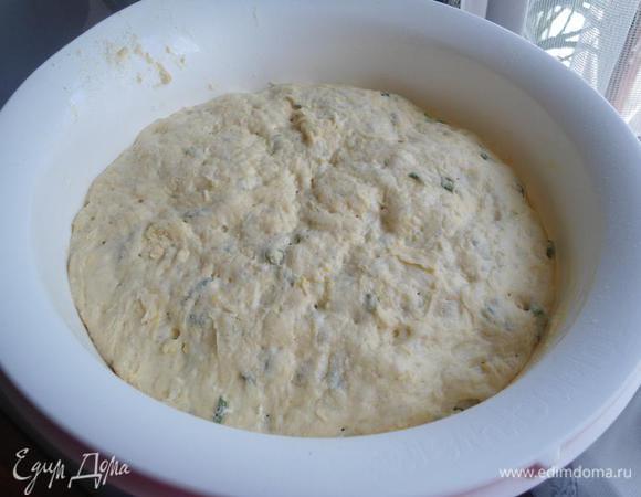 Через час,обмять тесто,с помощью муки на столе придать форму или выпекать в смазанных растительным маслом формах как я(получилась 1 круглая и 1 прямоугольная буханки).Дать постоять 30 минут и потом выпекать в разогретой до 150 градусов духовке около 40 минут.