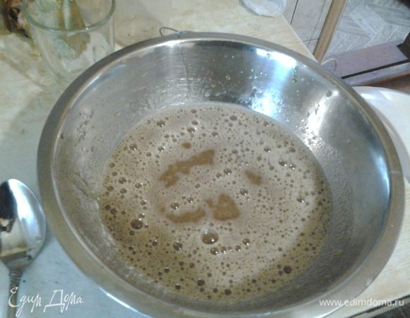 Приготовим тесто:
Залить кофе кипятком и остудить.
Яйца разделить на белки и желтки. Белки убрать в холодильник.Смешать желтки, половину сахара, кофе, мед и масло.