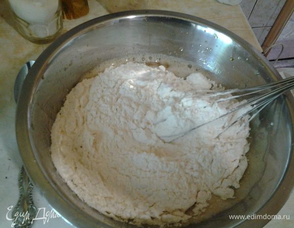 Добавить в желтковую массу муку и соду, тщательно вымешать.