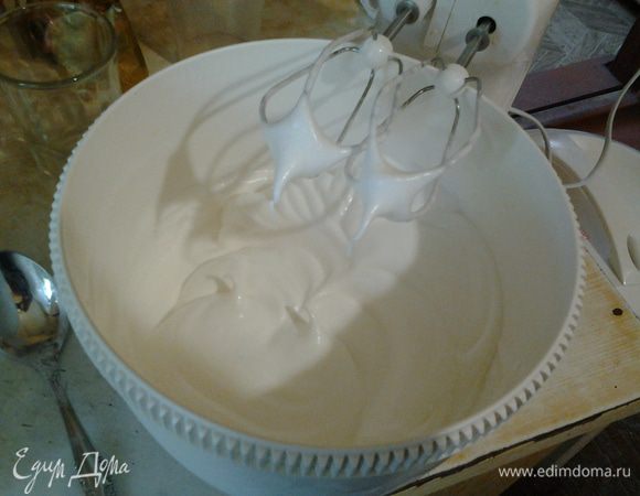 Белки взбить с оставшимся сахаром как на безе, до крепких пиков