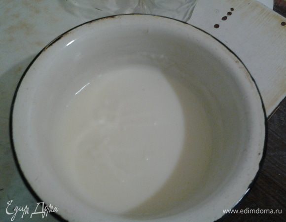 Тем временем приготовим крем:
Муку смешать с крахмалом и развести в 1/2 стакана холодного молока.Остальное молоко вскипятить и тонкой струйкой влить в мучную массу. Полученную смесь довести до кипения, пока загустеет, затем остудить.