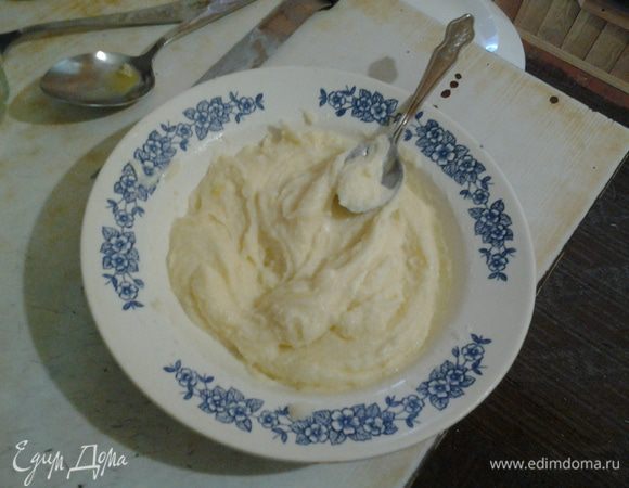 Сливочное масло растереть с сахаром и желтком