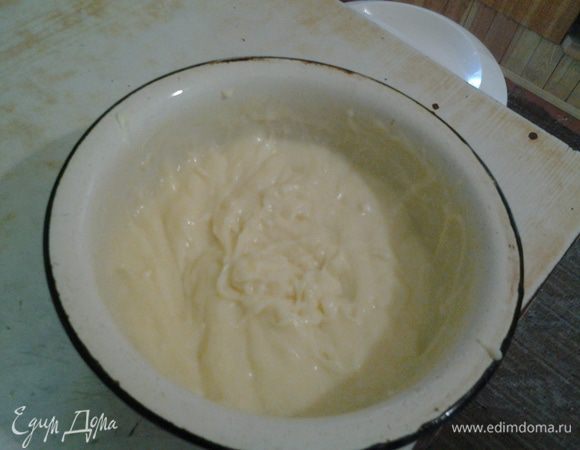 Смешать полученные массы вместе и тщательно растереть. Получается заварной крем.