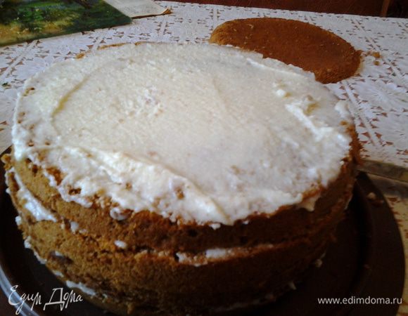 Остывший бисквит разрезаем на коржи и смазываем кремом 