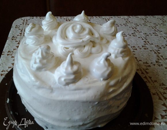 Сверху обмазываем взбитым белком или сливками, а, может у вас еще найдутся варианты:)). Оставляем торт для пропитки на 3-4 часа.
У нас пропитаться не успел:))))