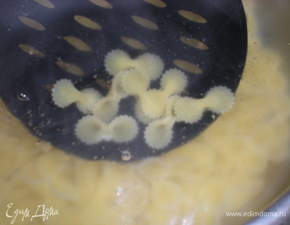 Фарфалле отварить в достаточном количестве подсоленной воды