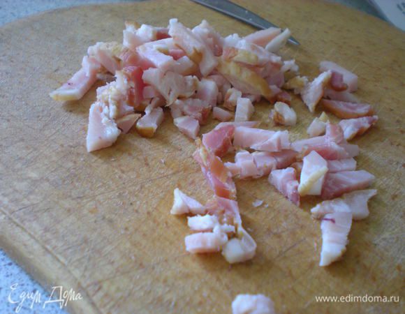 Тем временем бекон нарезать. 