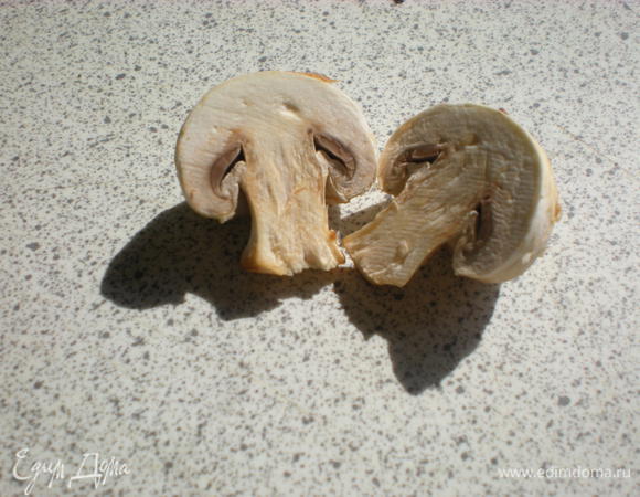 Шампиньоны протереть влажной салфеткой и нарезать половинками.