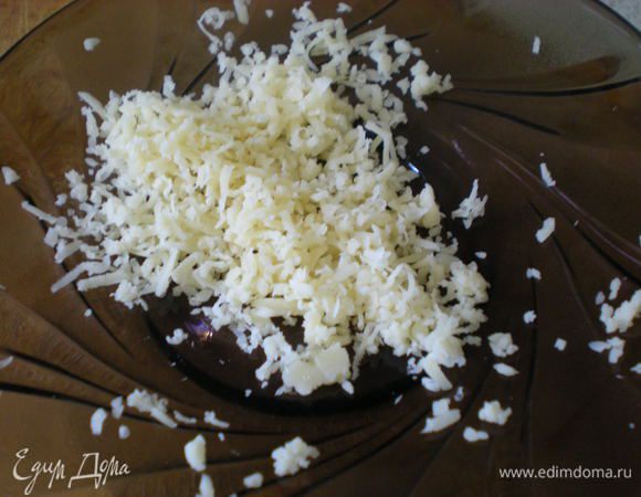 В самом конце подмешать отваренные фарфалле, слегка их нагреть. Подать фарфалле с грибами, посыпав сыром.