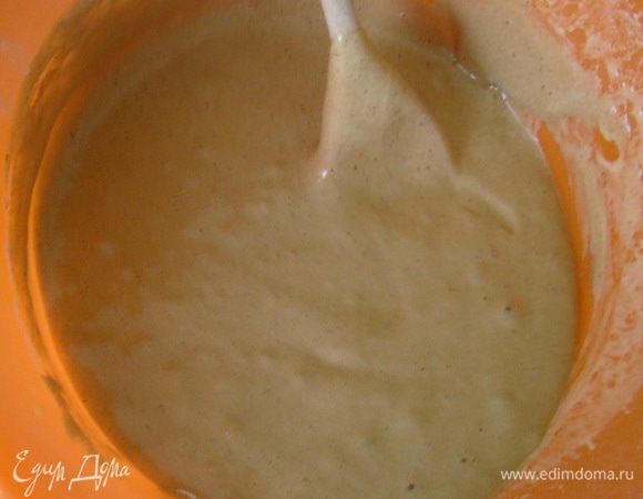 Яйца соединить с сахаром и взбивать 10 мин. Муку соединить с какао, разрыхлителем, просеять и аккуратно вмешать во взбитые яйца, мешая снизу вверх.